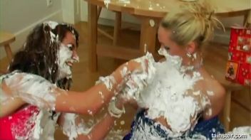 Eurobabe Shaving Cream War Screencap 23 on www.sinx.com