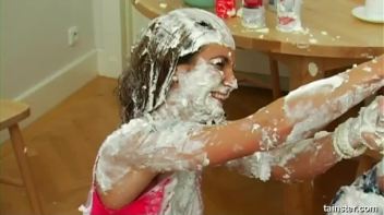 Eurobabe Shaving Cream War Screencap 31 on www.sinx.com