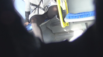 Heimlich im Bus gepisst Screencap 26 on www.sinx.com