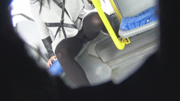 Heimlich im Bus gepisst Screencap 29 on www.sinx.com