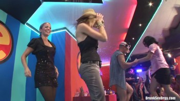 Bikini Beach Balls Part 3 - Cam 4 Screencap 33 on www.sinx.com