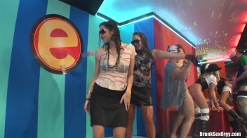 Bikini Beach Balls Part 3 - Cam 4 Screencap 5 on www.sinx.com