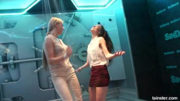 Spectacular wetlook dancing Screencap 2 on www.sinx.com