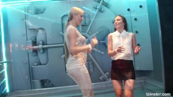 Spectacular wetlook dancing Screencap 3 on www.sinx.com