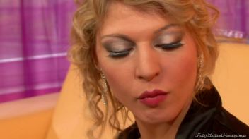 Purse Pissing, Threesome Fills Purse With Piss Screencap 7 on www.sinx.com