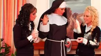 CATHOLIC SCHOOL BABES RULE! Screencap 47 on www.sinx.com