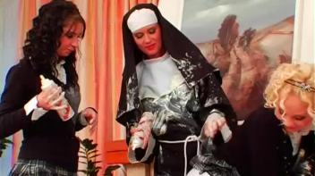 CATHOLIC SCHOOL BABES RULE! Screencap 67 on www.sinx.com