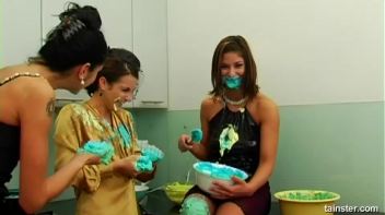 Fluorescent Goo Food Fight Screencap 9 on www.sinx.com