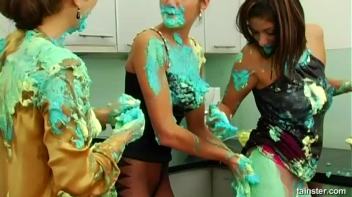 Fluorescent Goo Food Fight Screencap 15 on www.sinx.com
