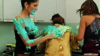 Fluorescent Goo Food Fight Screencap 16 on www.sinx.com