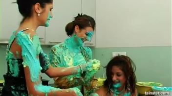 Fluorescent Goo Food Fight Screencap 17 on www.sinx.com