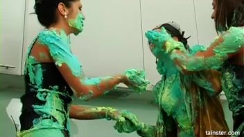 Fluorescent Goo Food Fight Screencap 23 on www.sinx.com