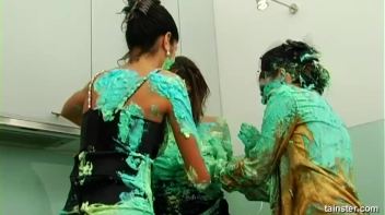 Fluorescent Goo Food Fight Screencap 25 on www.sinx.com