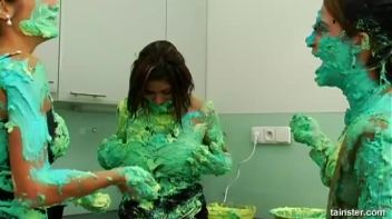 Fluorescent Goo Food Fight Screencap 27 on www.sinx.com