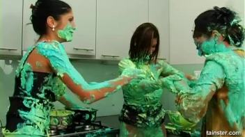 Fluorescent Goo Food Fight Screencap 29 on www.sinx.com
