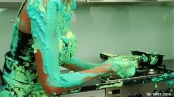 Fluorescent Goo Food Fight Screencap 31 on www.sinx.com