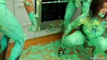 Fluorescent Goo Food Fight Screencap 37 on www.sinx.com