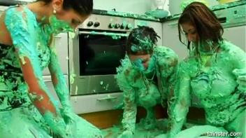 Fluorescent Goo Food Fight Screencap 46 on www.sinx.com