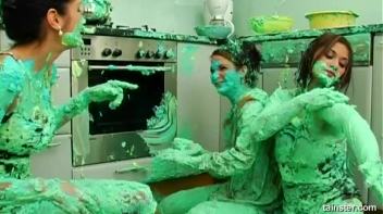 Fluorescent Goo Food Fight Screencap 47 on www.sinx.com