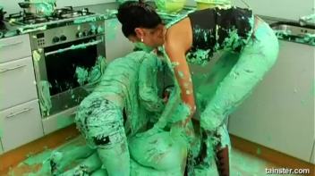 Fluorescent Goo Food Fight Screencap 53 on www.sinx.com