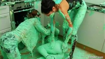 Fluorescent Goo Food Fight Screencap 54 on www.sinx.com