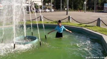 Hunny's Wet And Messy Fountain Romp Screencap 4 on www.sinx.com