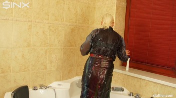 Clothed Sexy Blonde Lathers Up Her Hair Screencap 32 on www.sinx.com