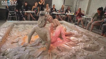 Muddy Wrestling: Jean Dreams Lola vs. Jesica Screencap 42 on www.sinx.com