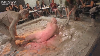 Muddy Wrestling: Jean Dreams Lola vs. Jesica Screencap 46 on www.sinx.com