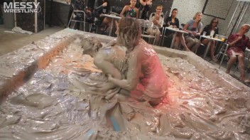 Muddy Wrestling: Jean Dreams Lola vs. Jesica Screencap 51 on www.sinx.com