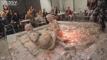Muddy Wrestling: Jean Dreams Lola vs. Jesica Screencap 61 on www.sinx.com