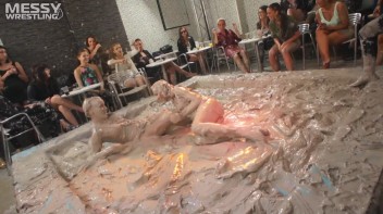 Muddy Wrestling: Jean Dreams Lola vs. Jesica Screencap 76 on www.sinx.com