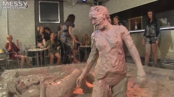 Muddy Wrestling: Jean Dreams Lola vs. Jesica Screencap 79 on www.sinx.com