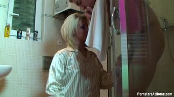 Bathroom Bangers Screencap 11 on www.sinx.com