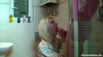 Bathroom Bangers Screencap 12 on www.sinx.com