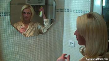 Bathroom Bangers Screencap 4 on www.sinx.com