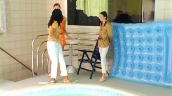 Super Soaked In The Pool Screencap 5 on www.sinx.com