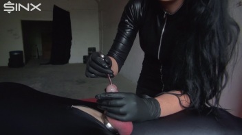 Das Schwanzloch gefickt mit dem Dilator Screencap 36 on www.sinx.com