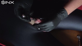 Das Schwanzloch gefickt mit dem Dilator Screencap 48 on www.sinx.com