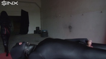 Das Schwanzloch gefickt mit dem Dilator Screencap 51 on www.sinx.com