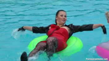 Eurobabes Only Waterpark Screencap 24 on www.sinx.com