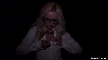 Victoria gets scared so bad she pees her pants Screencap 9 on www.sinx.com