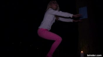 Victoria gets scared so bad she pees her pants Screencap 2 on www.sinx.com
