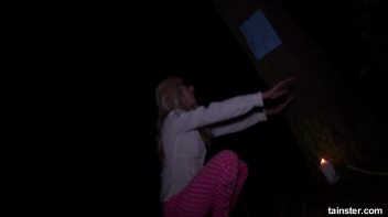 Victoria gets scared so bad she pees her pants Screencap 3 on www.sinx.com
