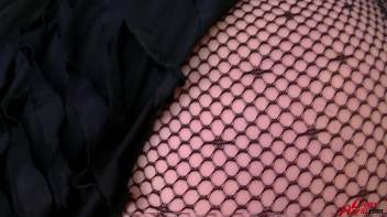 Leony Can Golden Shower Herself Screencap 26 on www.sinx.com