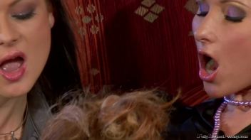 Girls In Heat Screencap 19 on www.sinx.com