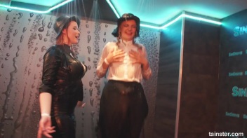 Amateur Cuties Shake It In The Shower! Screencap 16 on www.sinx.com
