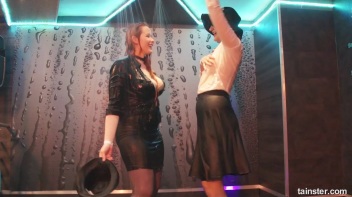 Amateur Cuties Shake It In The Shower! Screencap 17 on www.sinx.com