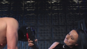 Die Sklaveneier langgezogen und einen dicken Gummischwanz im Maul Screencap 17 on www.sinx.com