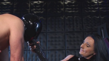 Die Sklaveneier langgezogen und einen dicken Gummischwanz im Maul Screencap 18 on www.sinx.com